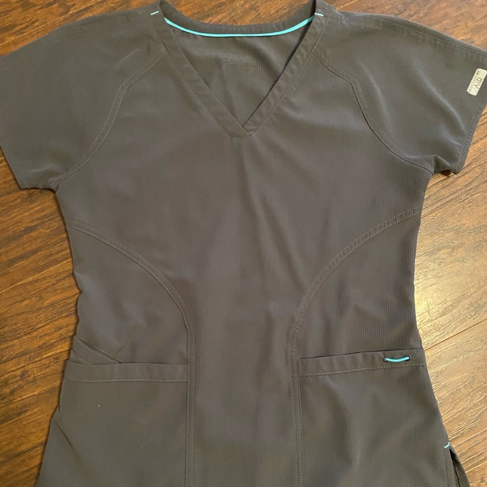 Med Couture Air Women’s Scrub set, Top XS - Bottom S Petite